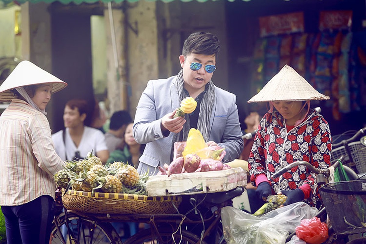 Quang Le hut dieu cay mua hang rong tren pho co HN-Hinh-2